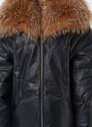Женский кожаный пуховик с отделкой из натурального меха