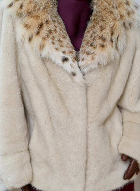 Куртка из меха норки с английским воротником из меха рыси