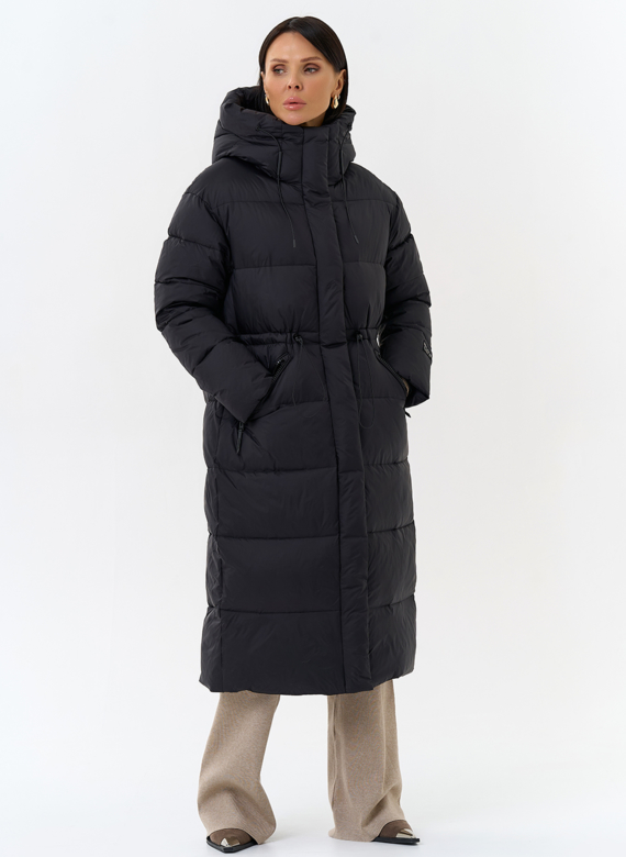 Женский пуховик черного цвета с капюшоном