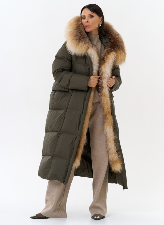 Женский длинный пуховик с отделкой из меха лисы