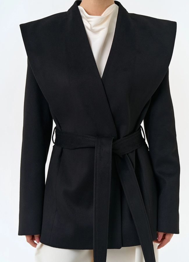 Женское укороченное пальто с акцентными плечами модель № 32855 универмаг малина
