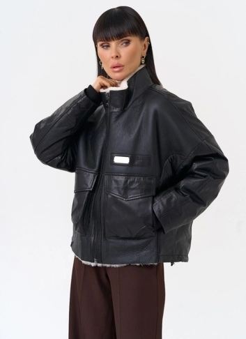 Женский пуховик из натуральной кожи с отделкой из овчины