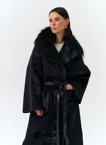 Женское длинное пальто с отделкой из меха лисы фото