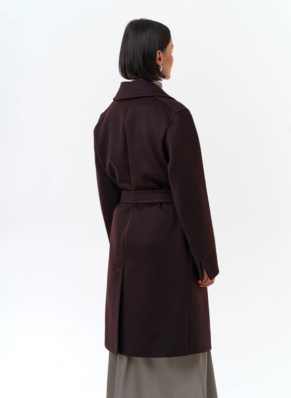 Женское пальто коричневого цвета с поясом