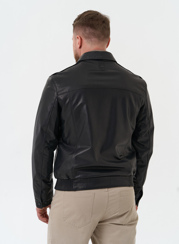 Мужская куртка из натуральной кожи черного цвета 