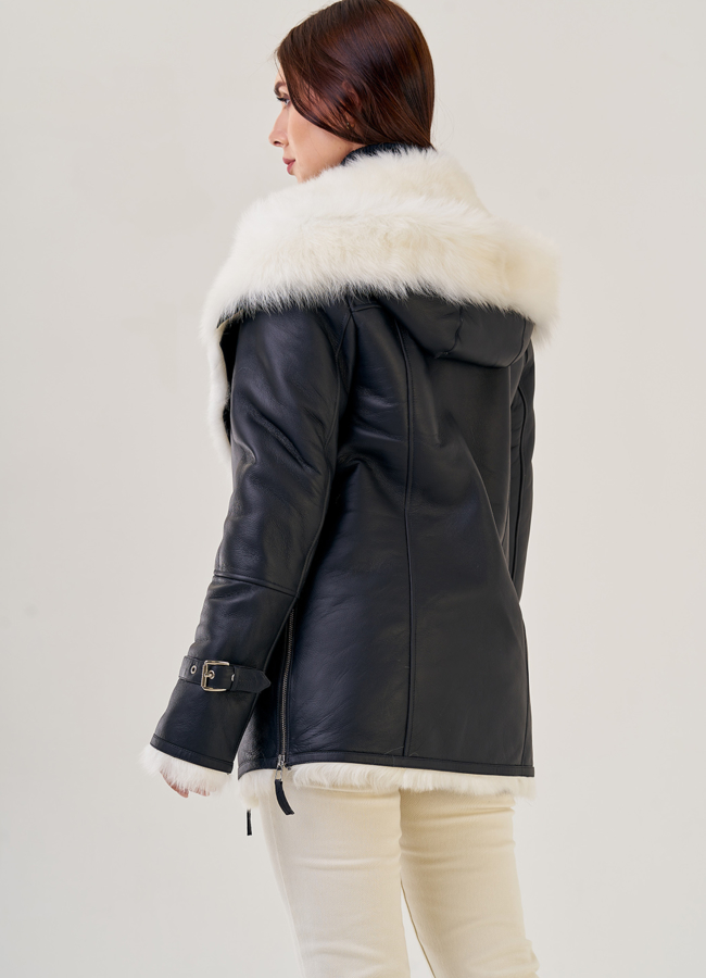 фото Укороченная женская дубленка с капюшоном модель № 23176