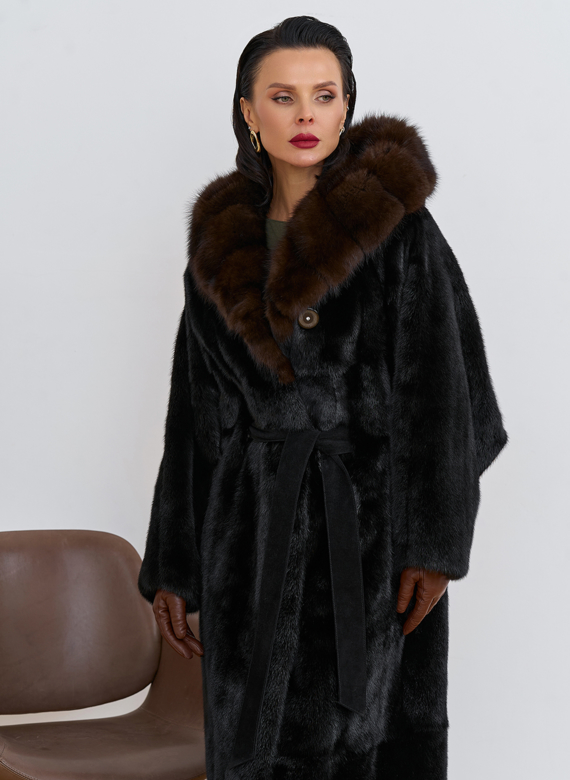 Шуба из меха норки с капюшоном из меха куницы