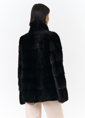 Укороченная норковая шуба с воротником стойкой черного цвета 