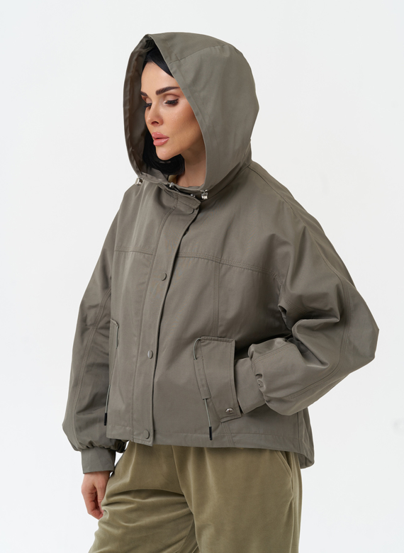 Короткая женская ветровка с капюшоном
